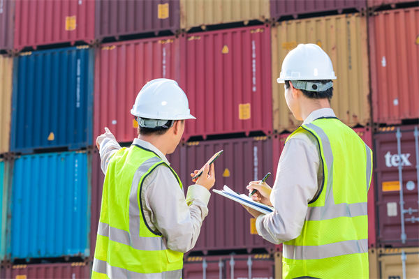 美“希金斯”号驱逐舰非法闯入黄岩岛领海 我南部战区海军依法依规跟踪监视、警告驱离