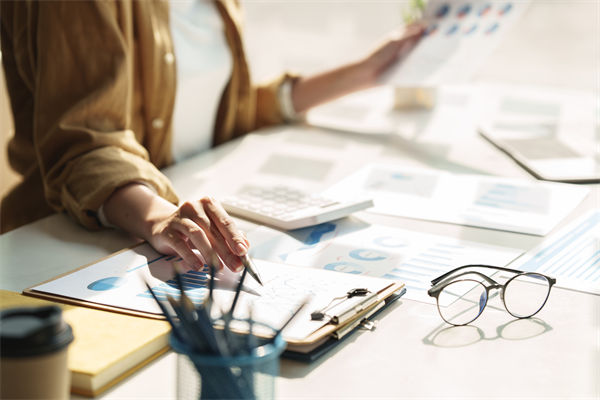 炒股使用这个最简单最笨的方法，熟练运用，胜过股海沉浮二十年！